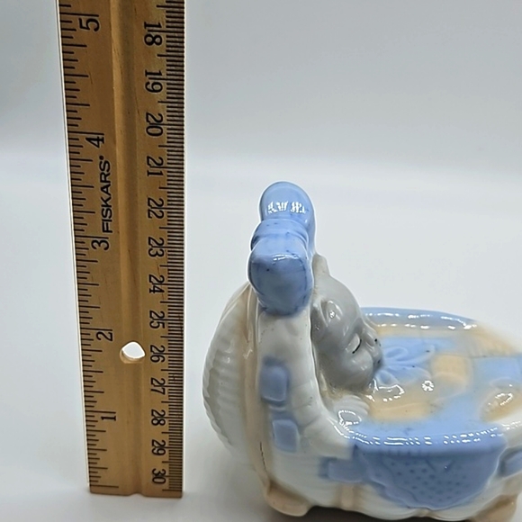 Ceramic kitty cat in basket with blanket figurine - Picture 7 of 8